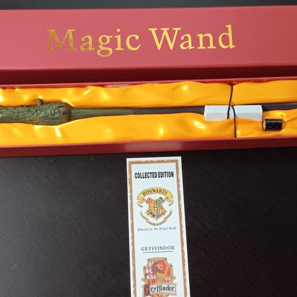 New In Box - Harry Potter Magic Lighted Wand - Hogwarts Gryffindor - Picture 1 of 5